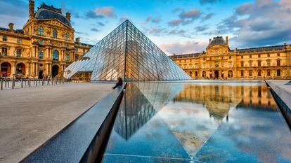 Louvre (Paris): Entre os milhares de museus existentes no mundo, há alguns que nenhum viajante deixa de visitar. Como estes 20 mais concorridos, que fazem parte do ranking de “Os 500 melhores lugares do mundo para viajar”, elaborado pelos especialistas do guia Lonely Planet. É verdade que muitos dentre esses milhões de turistas visitam anualmente o Museu do Louvre, o primeiro da lista, em busca da Mona Lisa, de outras obras de Leonardo da Vinci e da Vênus de Milo. Depois, passeiam sem rumo por esta enorme pinacoteca repleta de maravilhas artísticas, instalada em um edifício do século XII que é quase tão interessante quanto as exposições que abriga. A pirâmide de cristal, de Ieoh Ming Pei, foi muito criticada quando foi erguida, mas essa justaposição da arquitetura ultramoderna com o fundo histórico reflete a eclética seleção de 35.000 obras de arte e antiguidades internacionais que podem ser encontradas no Louvre. (www.louvre.fr).