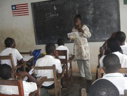 Uma professora ensina aos alunos sobre o ebola numa escola em Foya, Libéria.