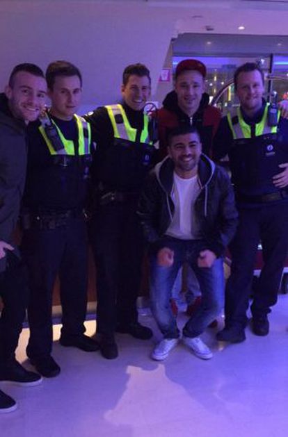 Nainggolan acabou tirando foto com os policiais.