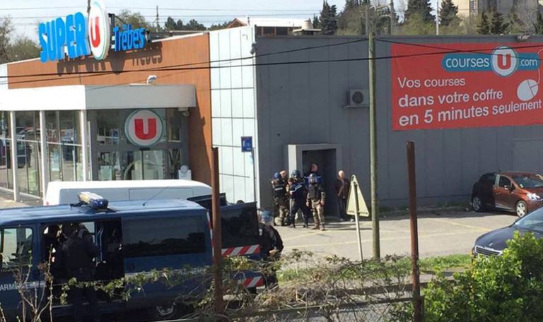 Vista do lado de fora do supermercado.