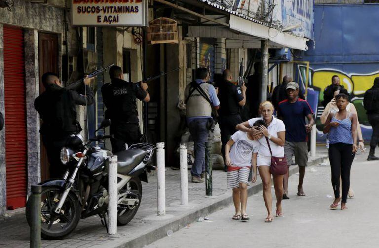 PM faz operação na comunidade da Rocinha. Nas fotos, troca de tiro de policiais próximo a saída do túnel.