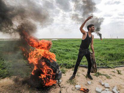 Manifestante palestino na fronteira de Gaza com Israel, no último domingo.