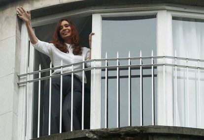 Cristina Kirchner acena da sacada de sua casa em Buenos Aires, depois de prestar depoimento em abril de 2016 sobre uma suposta fraude contra o Estado.