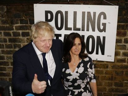 Boris Johnson e sua mulher Marina, após votar a favor do Brexit.