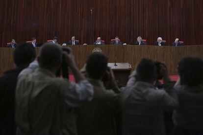 Fotógrafos acompanham o primeiro dia de julgamento no TSE.