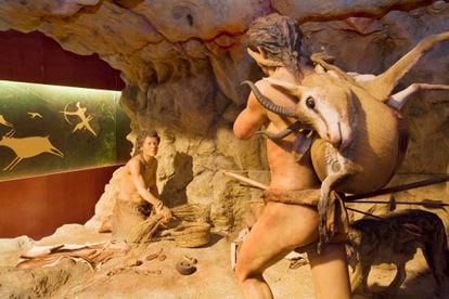 Recriação de una cena pré-histórica de la exposição ‘Neolítico. De nômades a sedentários’.
