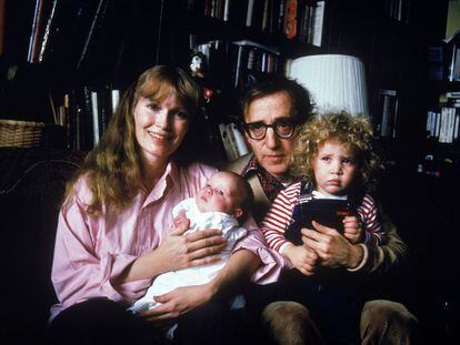 Foto familiar de Mia Farrow, Woody Allen e seus filhos Satchel (depois Ronan) e Dylan, feita no começo de 1988.