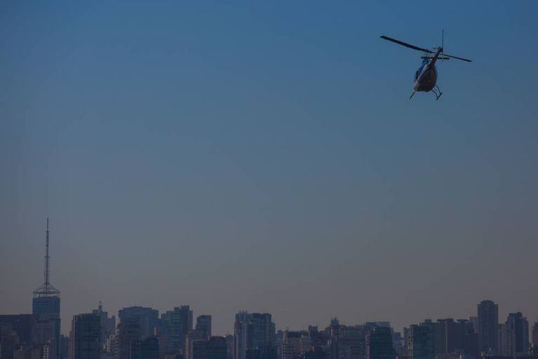 Helicóptero sobrevoa a cidade de São Paulo.