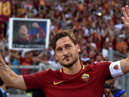 Francesco Totti se emociona em sua despedida no est&aacute;dio da Roma. 