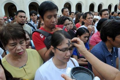 Católicos filipinos recebem as cinzas nesta quarta-feira.