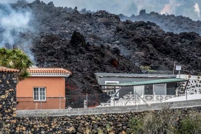 Lava do vulcão sobre uma casa em El Paso. 