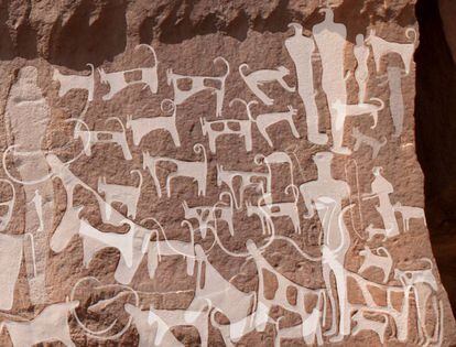 Entalhes de cachorros e humanos datados de 8.000/9.000 anos na Arábia Saudita.