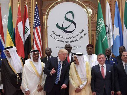 O presidente Donald Trump, rodeado de mandat&aacute;rios isl&acirc;micos em Riad.