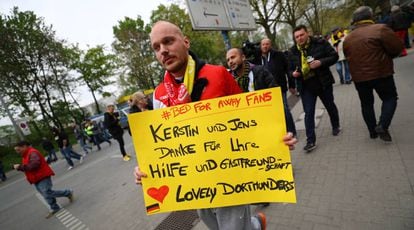 Torcedor do Monaco agradece à torcida do Borussia Dortmund.