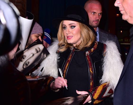Adele dando autógrafos esta semana, em Manhattan.