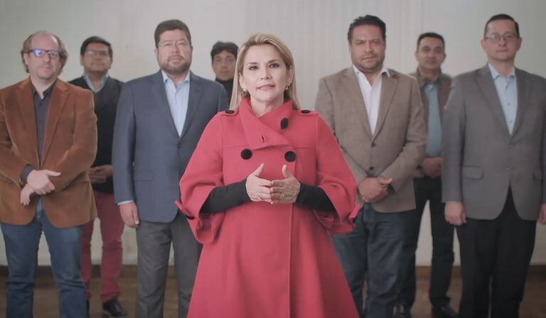 Jeanine Áñez anunciou sua desistência acompanhada de seus aliados políticos.