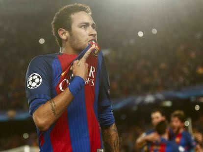 Neymar comemora o sexto gol do Barcelona contra o PSG.