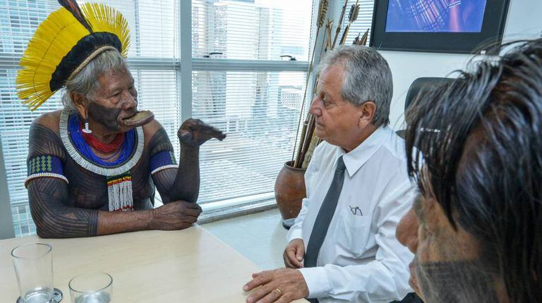 Costa, ao centro, em reunião com líderes indígenas.