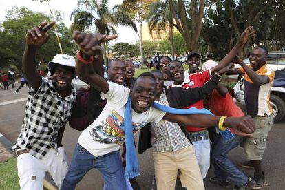 Cidadãos do país africano comemoram a renúncia de Mugabe
