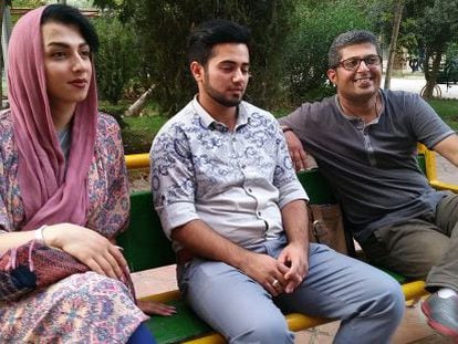 De esquerda para a direita, Fatemeh, seu marido, Parham, e Amir, em Teerã.