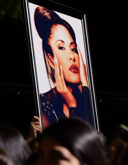 Selena (1971-1995) era chamada de “rainha do ‘tex mex’. Nascida no Texas, foi uma das primeiras artistas mulheres a derrubar a barreira cultural entre o México e os EUA com uma série de discos que estão entre os álbuns em espanhol mais vendidos da história dos EUA. Morreu com 23 anos, ao ser assassinada por Yolanda Saldívar, responsável pela Selena Etc., a rede de butiques que a cantora abriu aproveitando a influência de sua fama e seu estilo entre a juventude latina.