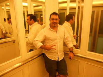 O português Rui Pires Salvador faz o símbolo da LibertaGia em 2013.