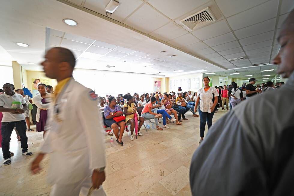 A entrada do hospital materno infatil San Lorenzo da Mina, lotado de pacientes.