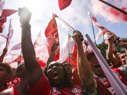 Simpatizantes do PT em uma passeata em defesa da Petrobras, no Rio nesta segunda.