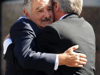 Mujica abraça Tabaré Vázquez.