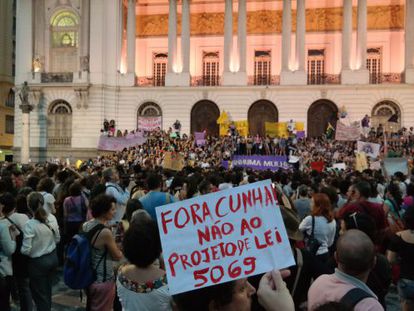 Milhares de mulheres foram às ruas contra o PL 5069 no Rio (foto) e em São Paulo.