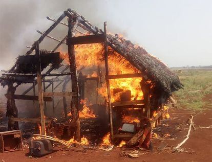 Incêndio provocado por seguranças privados por volta das 11h de segunda-feira, 6 de novembro, destruiu uma casa Guarani Kaiowá na Reserva Indígena de Dourados, no Mato Grosso do Sul.