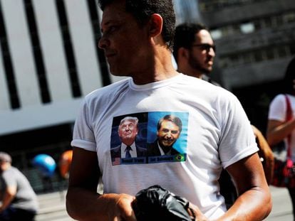 Apoiador de Bolsonaro usa camiseta com uma imagem de Donald Trump ao lado do ultradireitista