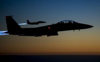 Dois caças dos EUA sobrevoam o Iraque após atacar na Síria.