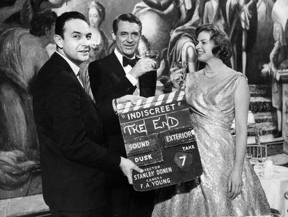 Stanley Donen dá a claquete final em 12 de fevereiro de 1958 de 'Indiscreta', com Cary Grant e Ingrid Bergman.