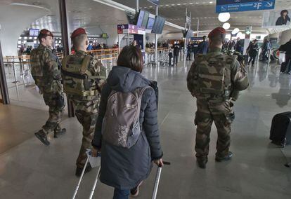 oldados do Exército francês patrulham na terça-feira, dia 22, o aeroporto Charles de Gaulle, no norte de Paris.