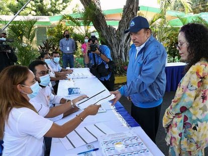 Daniel Ortega e Rosario Murillo em seu local de votação na manhã de domingo.
