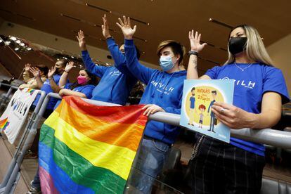 Un grupo de personas se manifiestan a favor del matrimonio igualitario en el Senado de Chile
