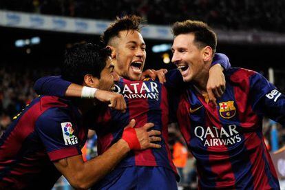 Suárez, Neymar e Messi celebram gol marcado durante jogo desta temporada.