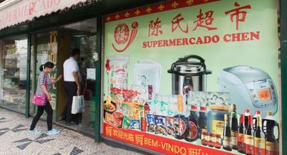 Consumidores entram em supermercado chin&ecirc;s em Lisboa.