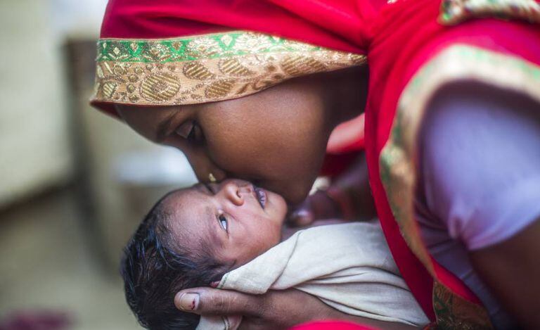 Uma mãe e seu bebê recém-nascido em Shrawasti, no estado indiano de Uttar Pradesh.