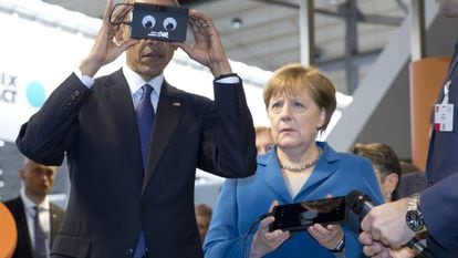 Barack Obama testa um gadget na presença de Angela Merkel durante sua visita a Hannover.