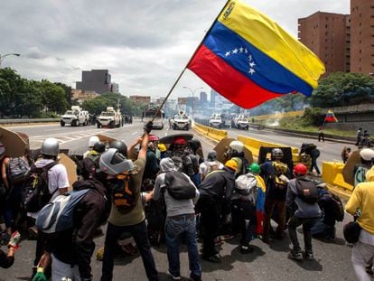 Confronto entre manifestantes e a Guarda Bolivariana em Caracas, na Venezuela, em maio de 2017.