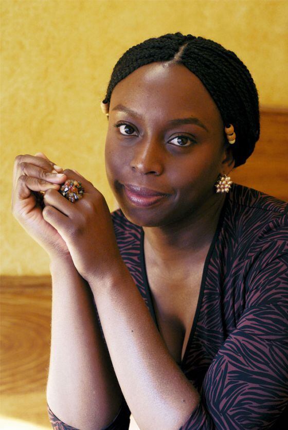 We Should All Be Feminists, da nigeriana Chimamanda Ngozi Adichie (publicado em formato digital pela Vintage Books), argumenta que o feminismo é também uma luta dos homens.