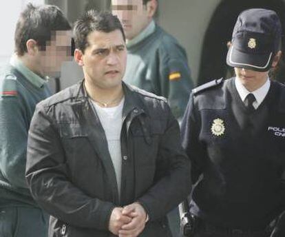 Adán é levado aos tribunais do Lugo após sua detenção.