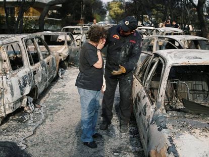 Una dona a l'incendi a Mati, prop d'Atenes.