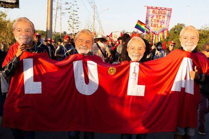 Integrantes do MST, com máscaras de Lula, marcham em apoio da candidatura do ex-presidente.