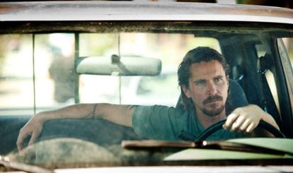 Christian Bale ao volante em 'A lei do mais forte'. Para algumas mulheres isso de meter as marchas não é comparável a nada.