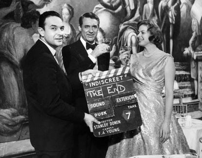 Stanley Donen dá a claquete final em 12 de fevereiro de 1958 de 'Indiscreta', com Cary Grant e Ingrid Bergman.