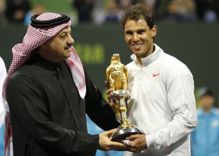 Nadal recebe o troféu de campeão em Doha.