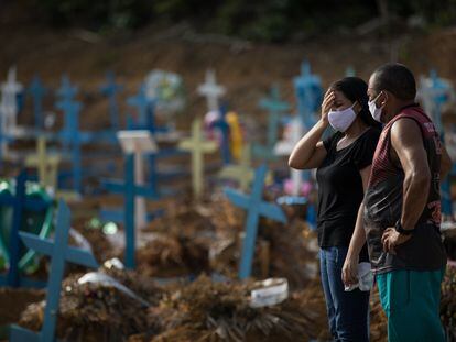 Um casal chora em um cemitério de Manaus (AM).